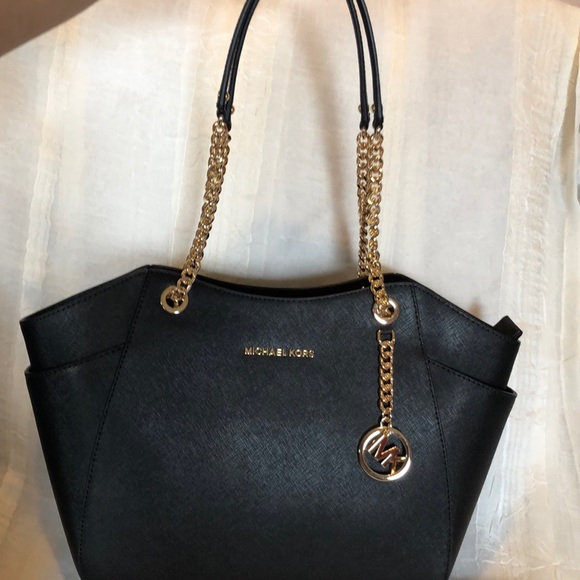 Michael Kors Handbags - NWT Michael kors Jet Set Travel Purse 👜beautiful 💖😍